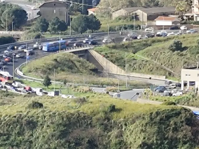 Buche sull’asfalto: file snervanti lungo Viale De Filippis. Anas: «Lavori di competenza comunale»