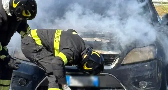 Auto in fiamme davanti alla Coop di Zumpano: intervento rapido dei soccorsi evita il peggio\n