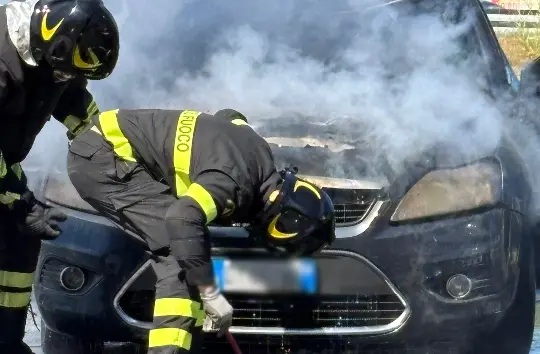 Auto in fiamme davanti alla Coop di Zumpano: intervento rapido dei soccorsi evita il peggio\n