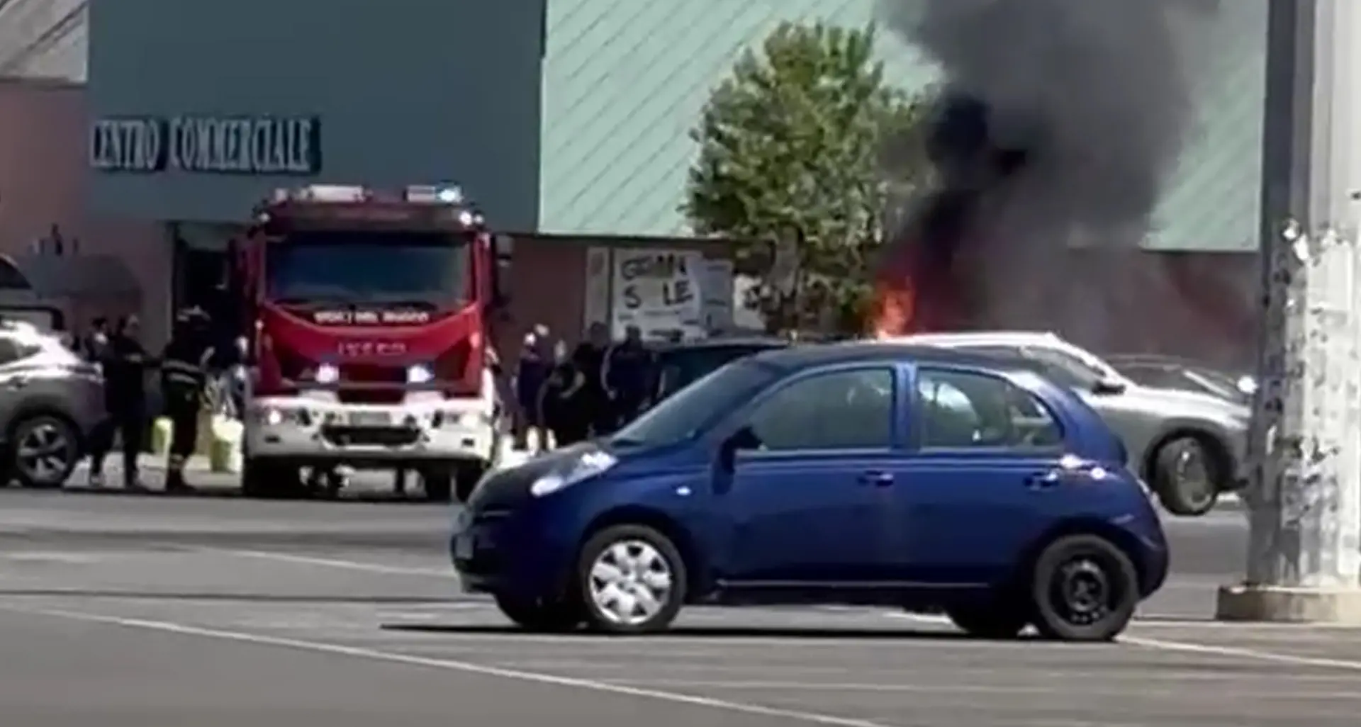 <p>Zumpano, auto prende fuoco nel parcheggio del centro commerciale</p>