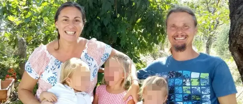 Famiglia nel bosco, la perizia psichiatrica sui genitori: «Inadeguati». I figli restano nella struttura protetta\n
