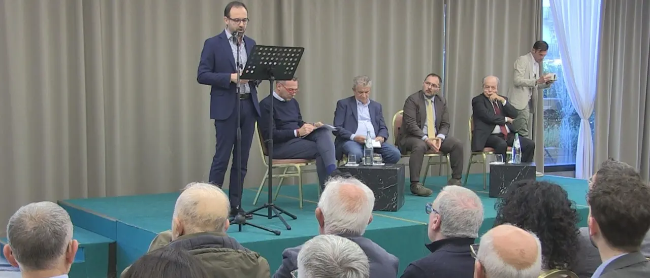 Psi, Enzo Maraio fa il pompiere in Calabria. Ma tra Luigi Incarnato e Franz Caruso la frattura è insanabile\n
