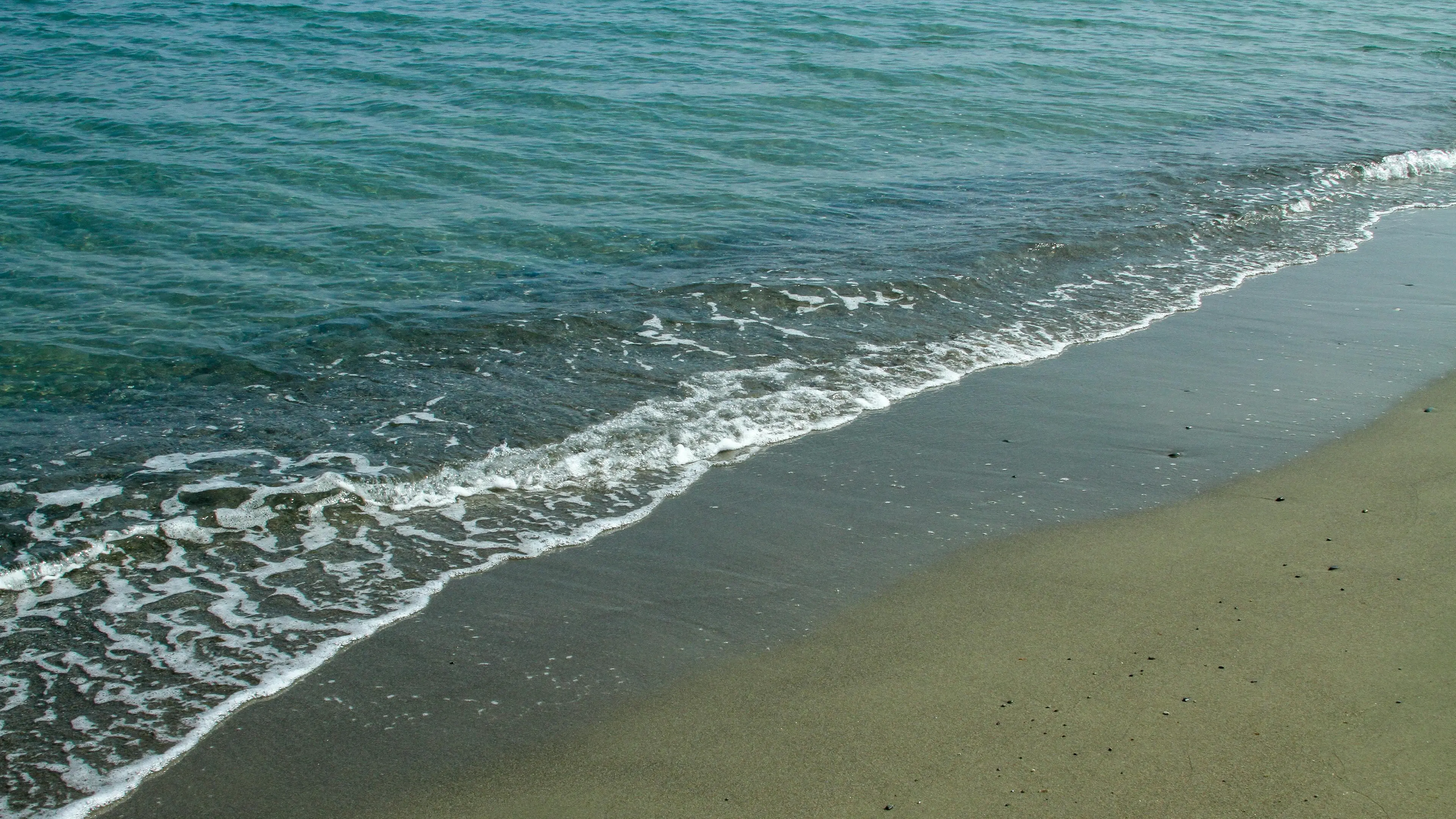 Pulizia spiagge, arrivano i contributi della Regione Calabria: priorità ai comuni colpiti dal maltempo\n