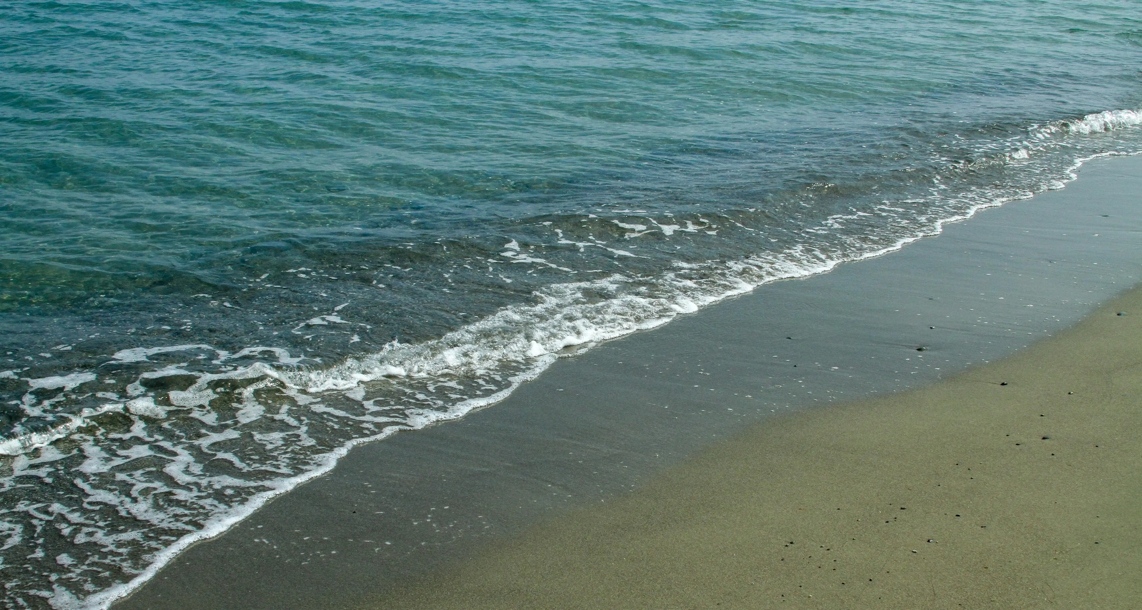 Pulizia spiagge, arrivano i contributi della Regione Calabria: priorità ai comuni colpiti dal maltempo\n