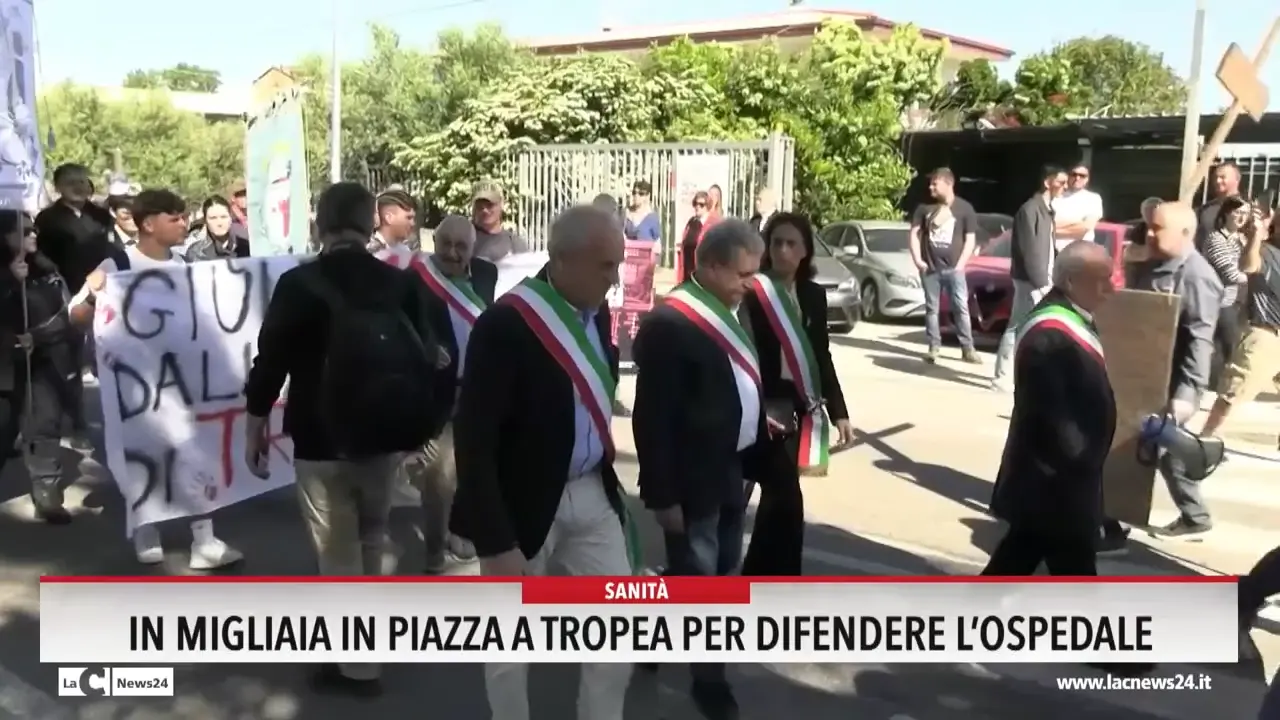 In migliaia in piazza a Tropea per difendere l'ospedale