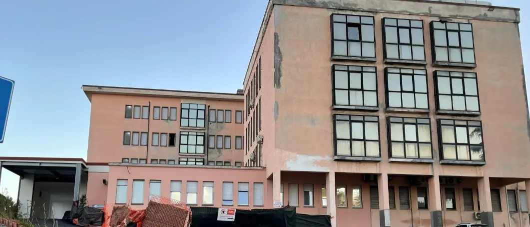 La storia (infinita) dell’ospedale di Cariati, tra promesse politiche inconcludenti e una comunità che continua a morire