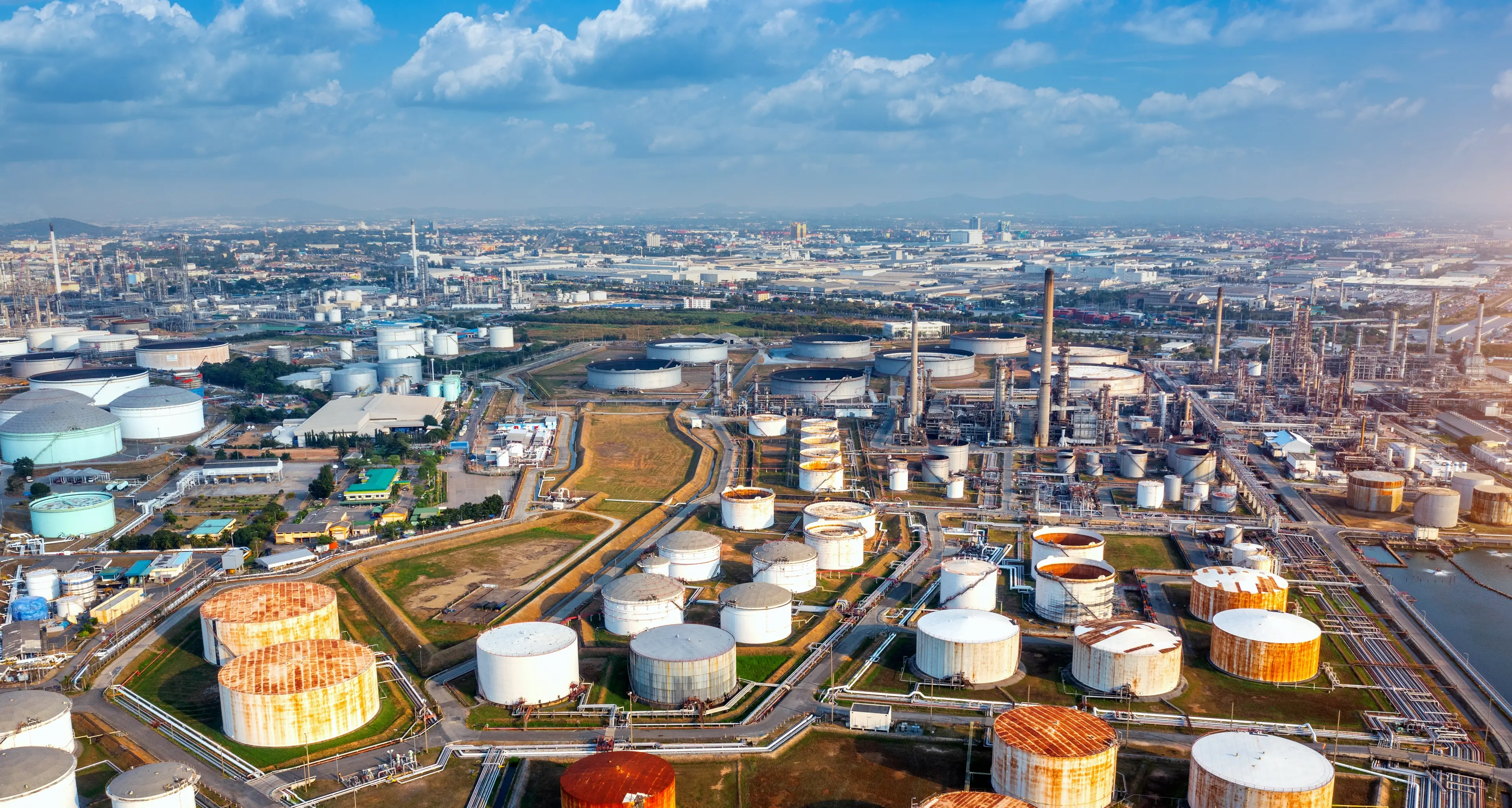 Terremoto nell’Organizzazione\u00A0dei Paesi esportatori di petrolio: gli Emirati Arabi lasciano l’ente\n