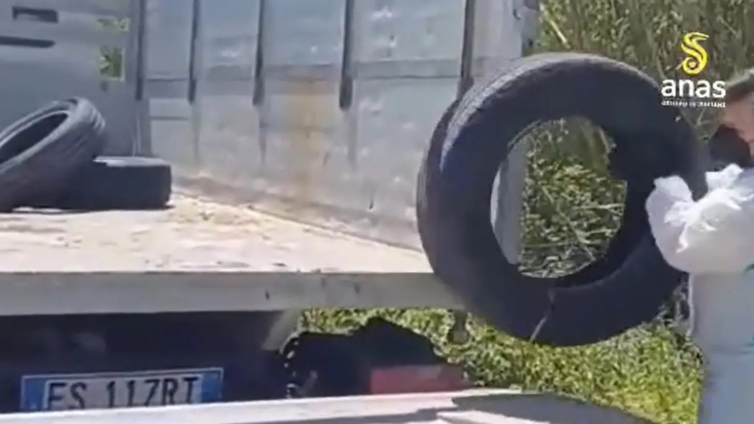 Rifiuti inquinanti lungo le strade catanzaresi, al via le attività di bonifica