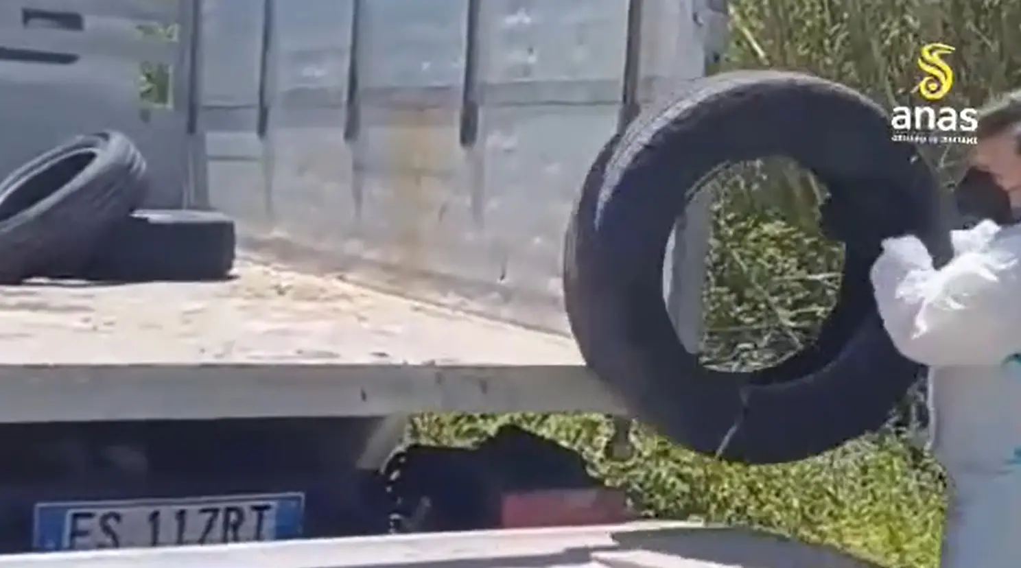 Rifiuti inquinanti lungo le strade catanzaresi, al via le attività di bonifica