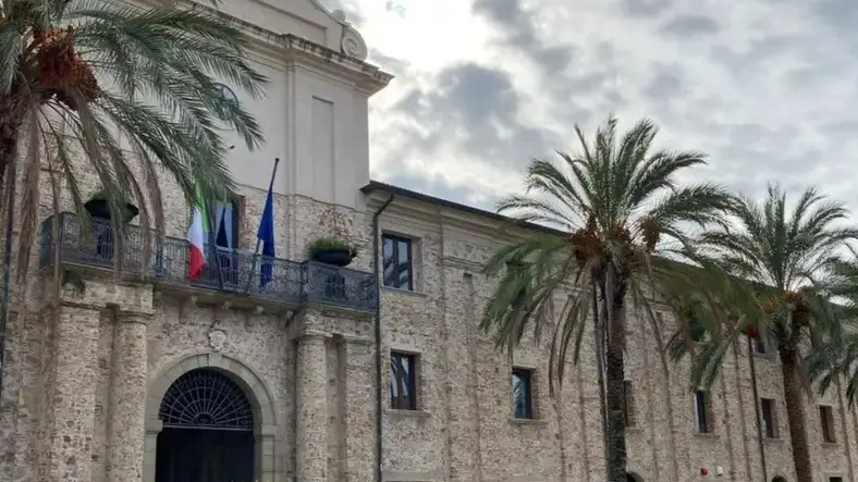 <p>Tre scioglimenti per mafia in 20 anni, Soriano torna ai commissari: il peso delle relazioni ministeriali <span style=\"color:hsl(0, 75%, 60%);\">dal 2007 ad oggi</span></p>