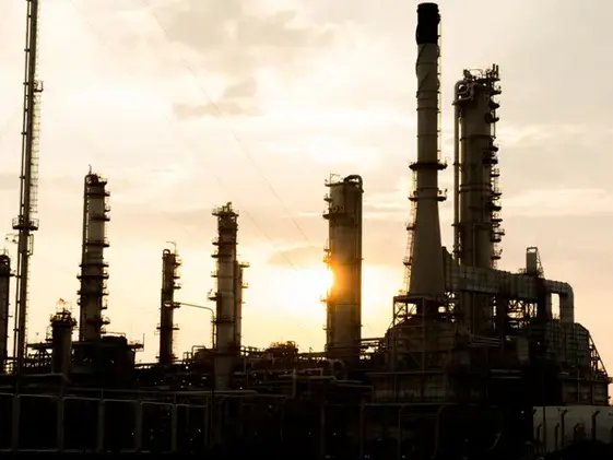 L’Iran sommerso dal petrolio invenduto: «Attivati siti abbandonati e usati container improvvisati per stoccarlo»