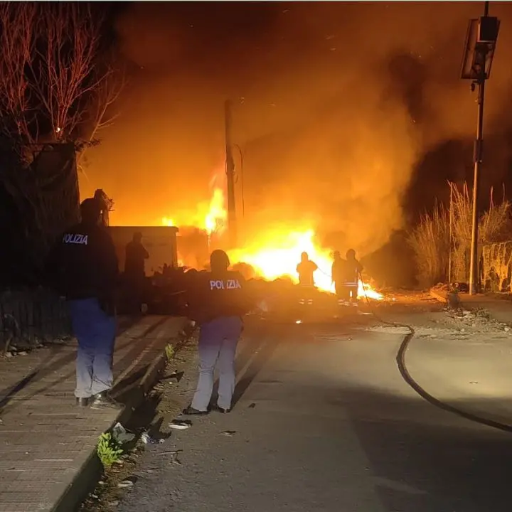 <p>Vasto incendio di rifiuti nel quartiere Ciambra di Gioia Tauro: intervengono Polizia e Vigili del fuoco</p>