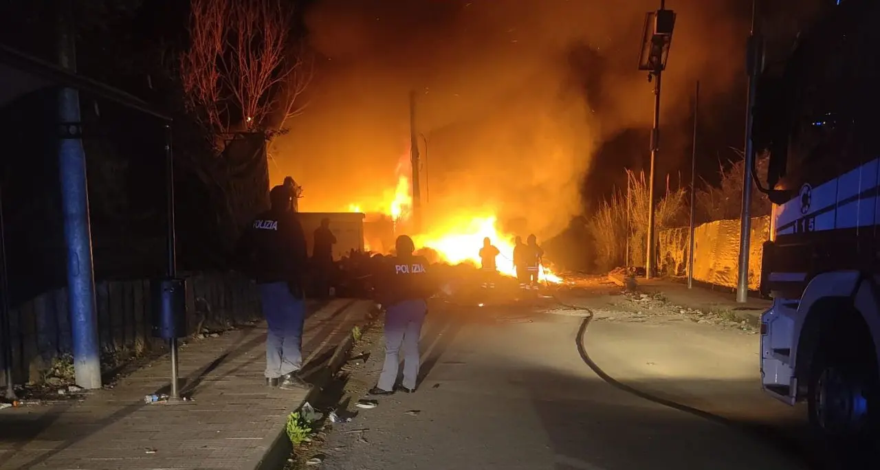 Vasto incendio di rifiuti nel quartiere Ciambra di Gioia Tauro: intervengono Polizia e Vigili del fuoco\n