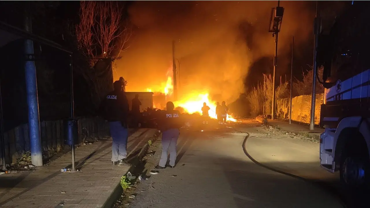 Vasto incendio di rifiuti nel quartiere Ciambra di Gioia Tauro: intervengono Polizia e Vigili del fuoco\n
