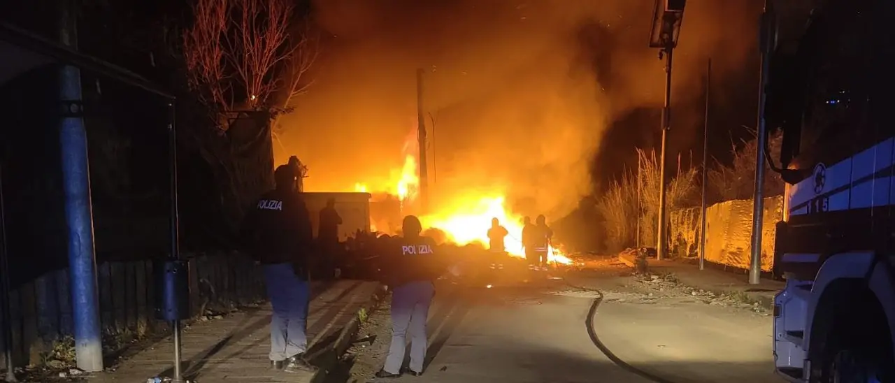 Vasto incendio di rifiuti nel quartiere Ciambra di Gioia Tauro: intervengono Polizia e Vigili del fuoco\n