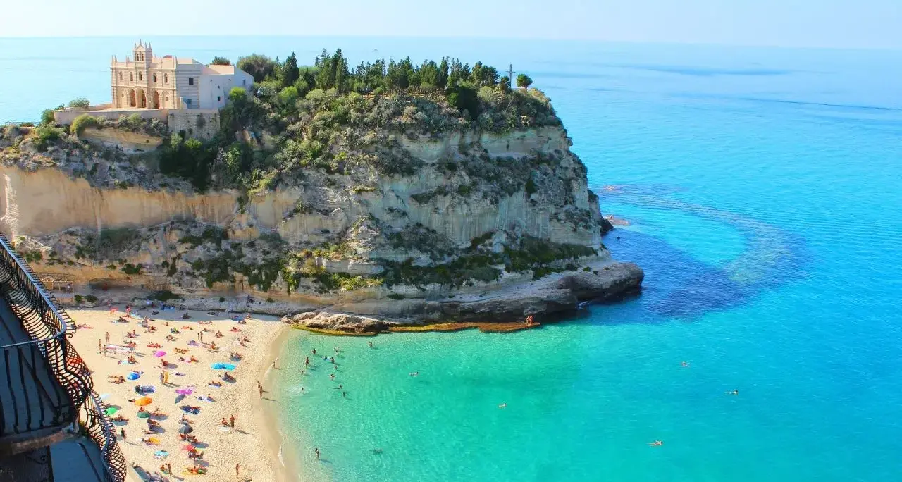 Estate in Calabria, il caro carburante cambia i viaggi: «Si va verso itinerari più brevi, qui disagi ma il potenziale è enorme»\n