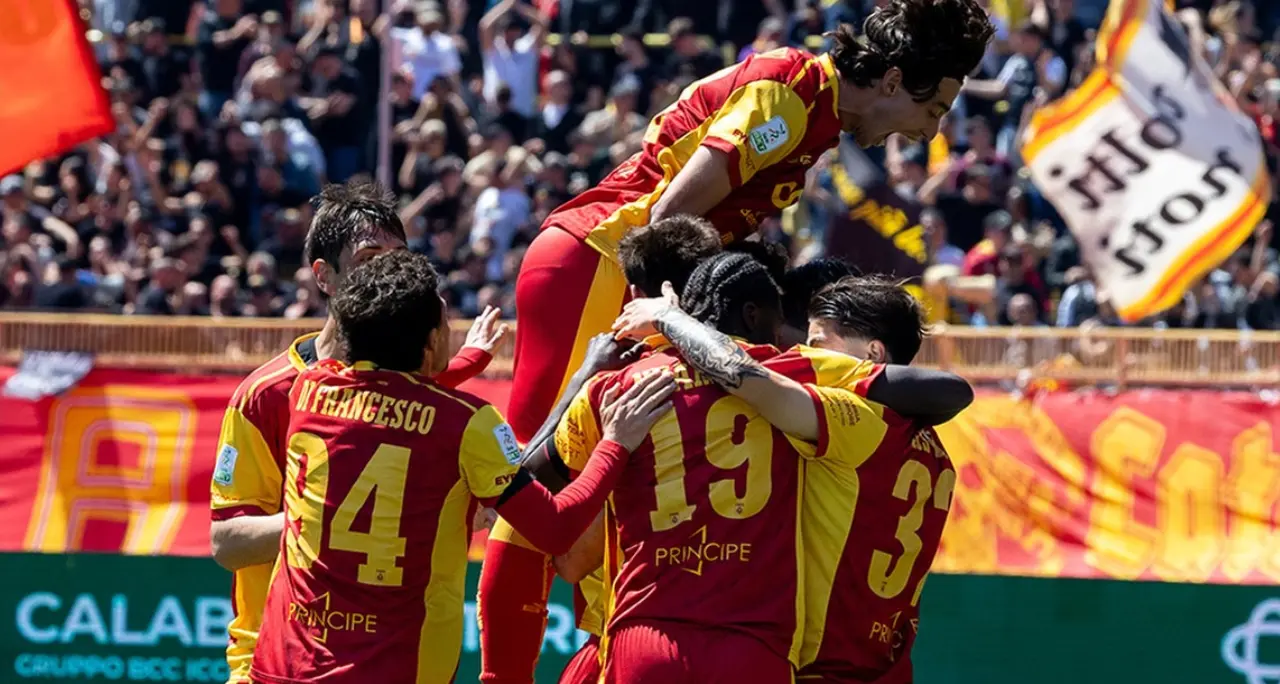 Il Catanzaro batte l’Atalanta (fuori dal campo): 100mila euro dalla Dea per Ceresoli\n