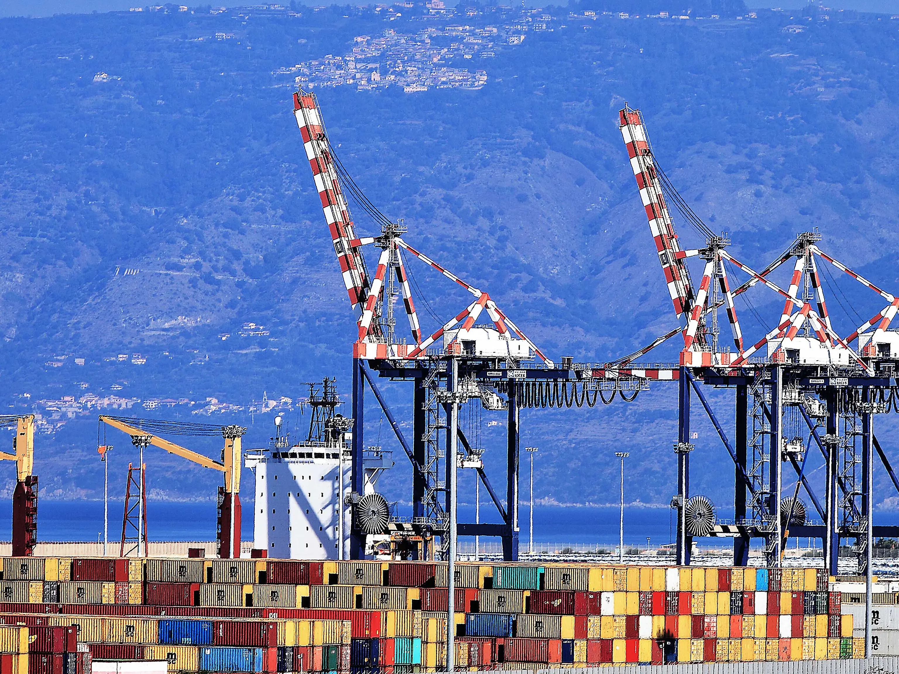 «Cinque container con materiale per uso militare diretto in Israele»: nuovo allarme al porto di Gioia Tauro