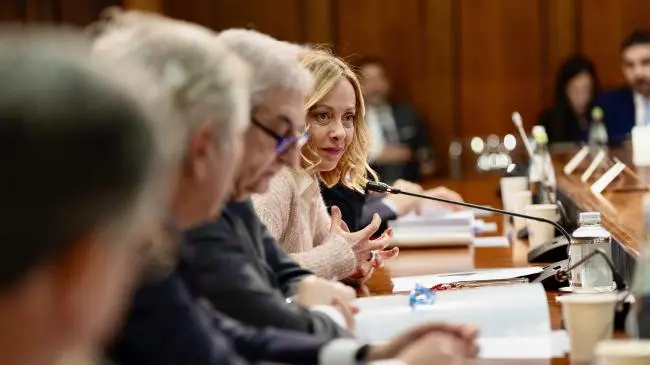 <p>Una riunione del Consiglio dei ministri, in primo piano la premier Giorgia Meloni (foto: ufficio stampa Palazzo Chigi)</p>\\n