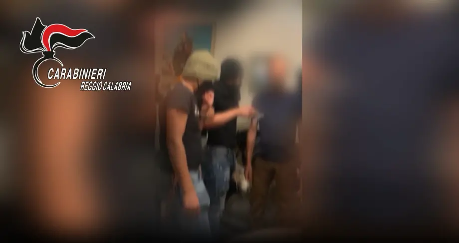 Lo filmano mentre lo umiliano (anche) al cimitero: la paura della vittima nei video shock girati dalla banda della Piana\n