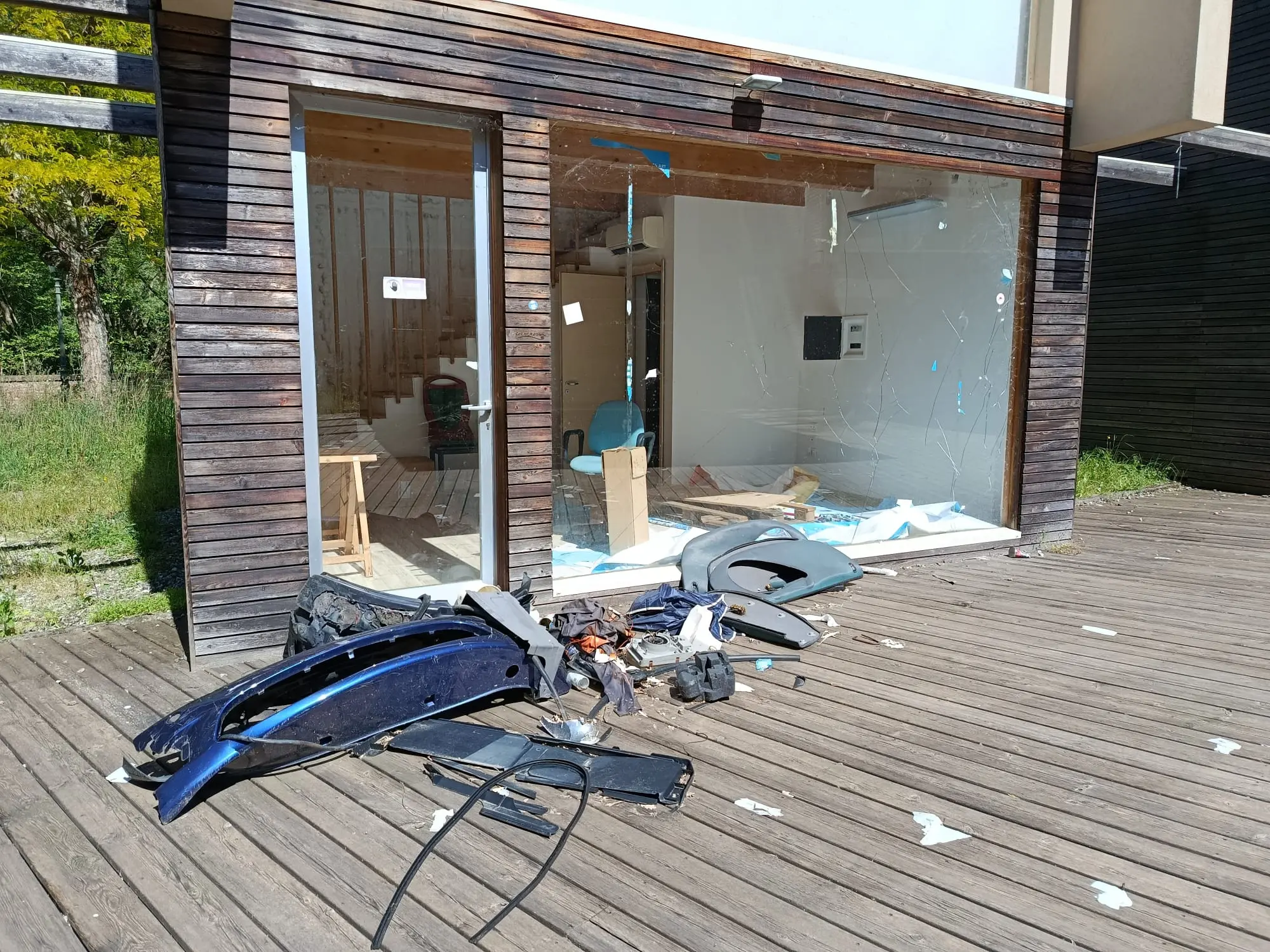 Cosenza, BoCsArt depredati e danneggiati dai vandali. Ma solo ora il Comune vuole mettere le telecamere – FOTO