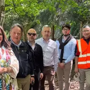 <p><span style=\"color:hsl(0, 75%, 60%);\">Parco Li Comuni</span>, sopralluogo istituzionale per monitorare la rinascita della Pineta di Siano: lavori in corso, consolidamento dei versanti e nuove prospettive </p>