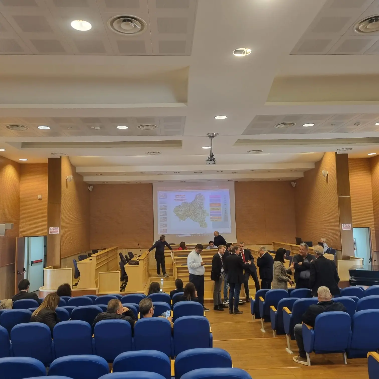 L’Assemblea dei sindaci\u00A0dice Sì al bilancio della Provincia di Vibo, mentre L’Andolina saluta (ma non se ne va)\n