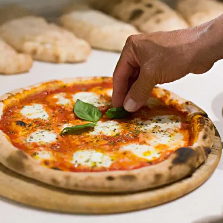 Pizza e bibita a 10 euro? Solo a Reggio Calabria (e al Sud) prezzi contenuti: l’Autonomia differenziata è anche a tavola\n