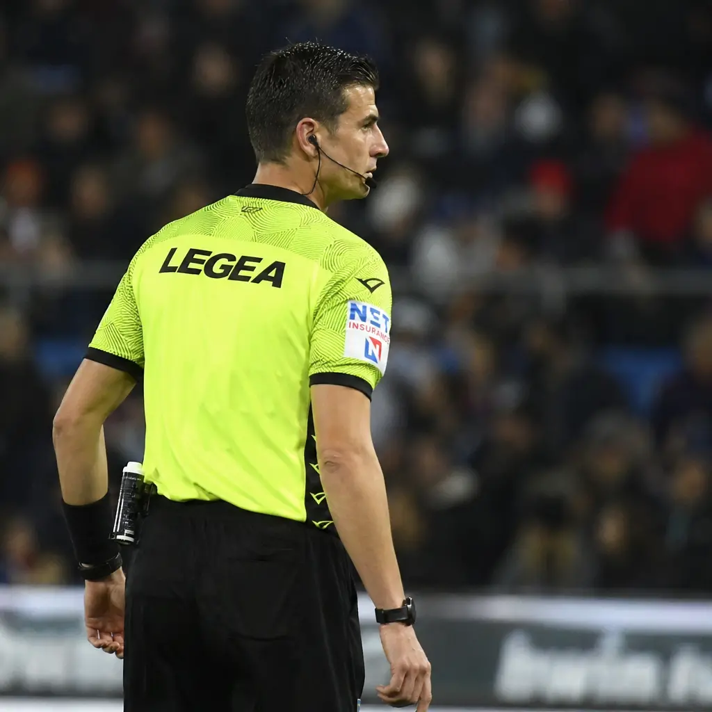 Caso Rocchi, quanto guadagnano gli arbitri e gli assistenti e perché il sistema è sotto accusa\n