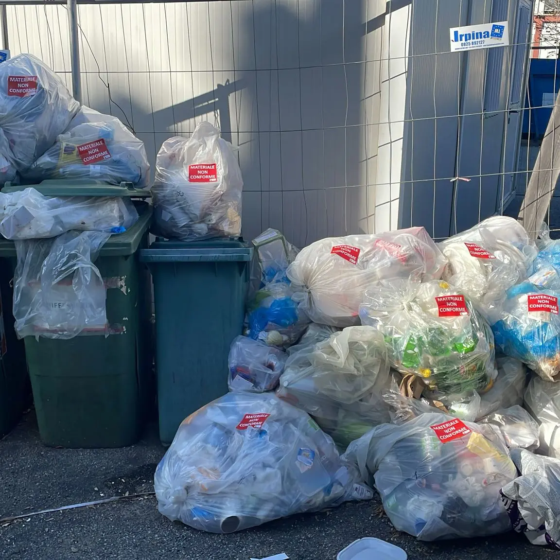 <p>Rifiuti, nuovo giro di vite della Polizia locale: <span style=\"color:hsl(0, 75%, 60%);\">appostamenti e sanzioni </span>contro chi non rispetta la raccolta differenziata</p>