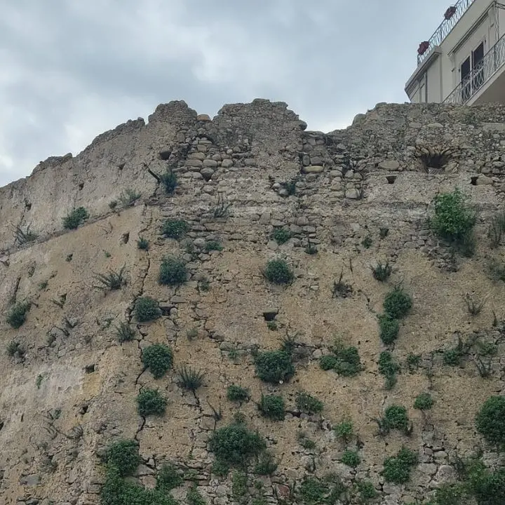 Cariati, Lampare incalza il Comune: «Subito interventi sulla cinta muraria»\n
