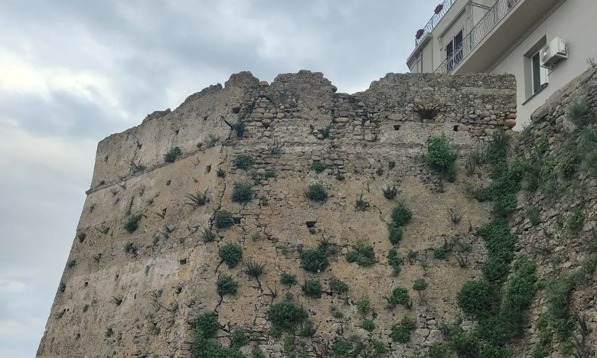 Cariati, Lampare incalza il Comune: «Subito interventi sulla cinta muraria»\n