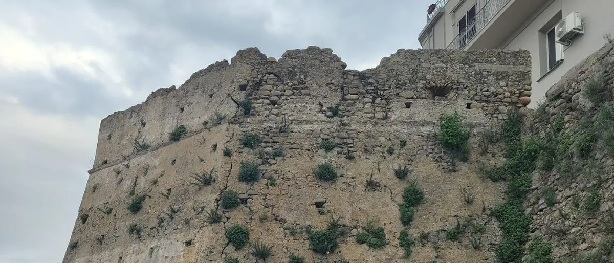 Cariati, Lampare incalza il Comune: «Subito interventi sulla cinta muraria»\n