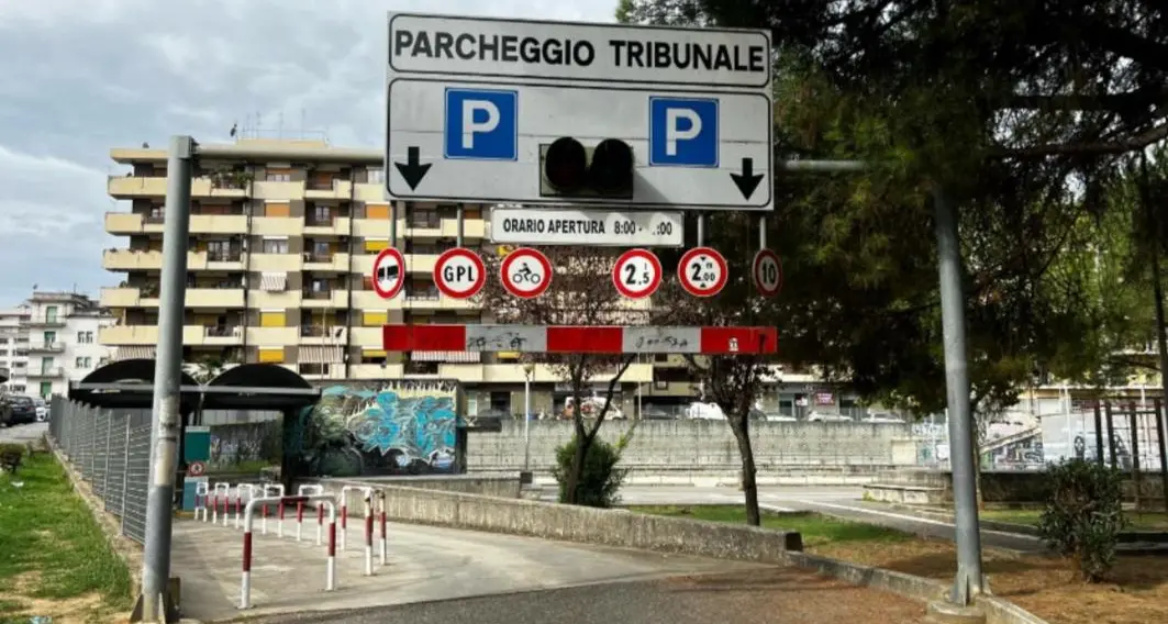 Cosenza, troppi 25 anni: rinviato il project financing sulle strisce blu\n