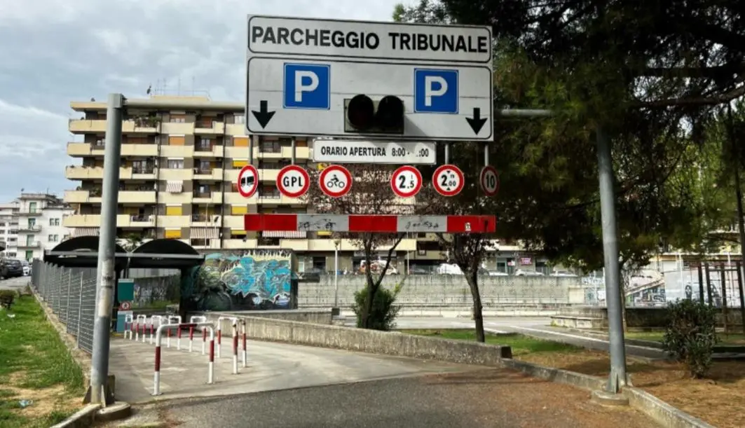 Cosenza, troppi 25 anni: rinviato il project financing sulle strisce blu\n