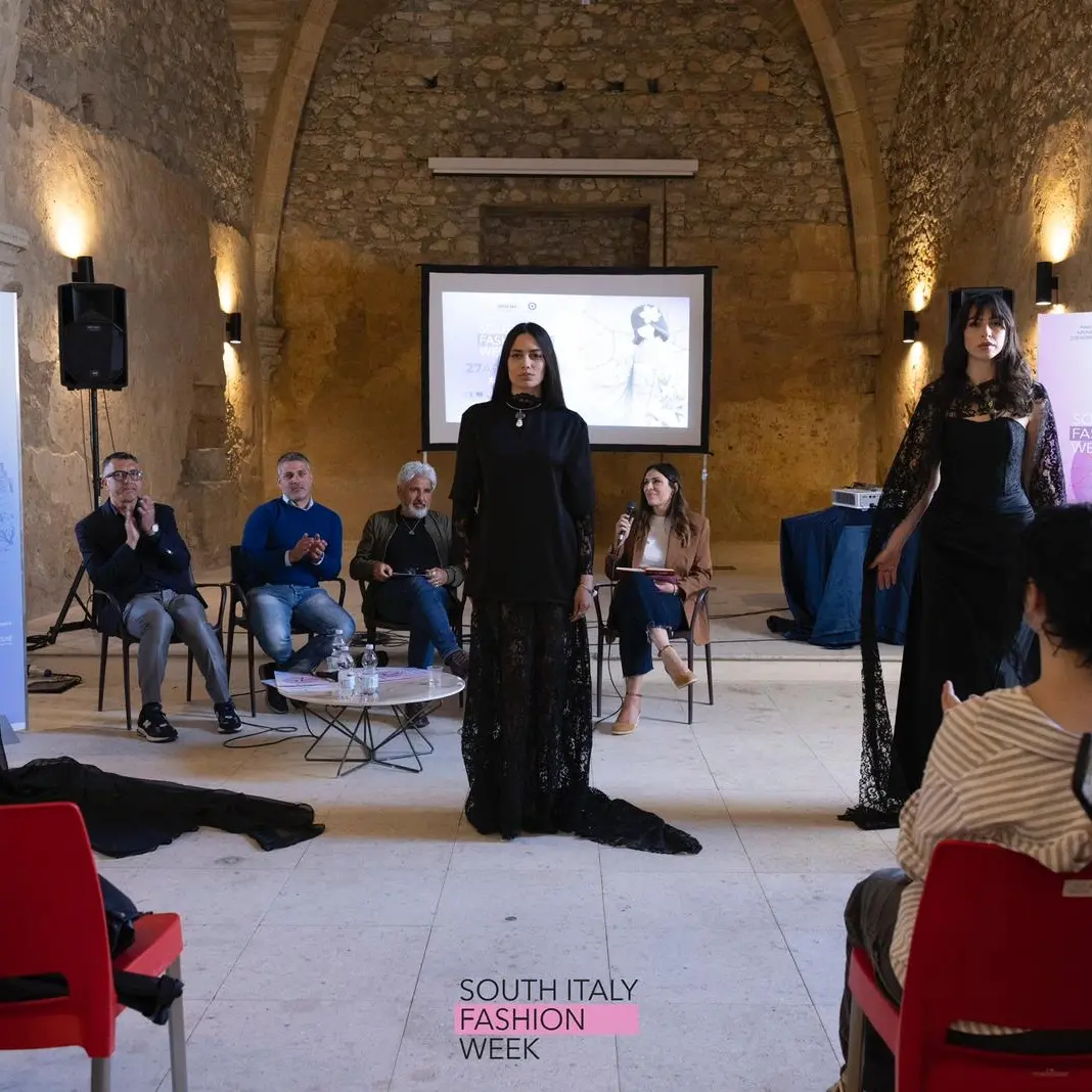 South Italy Fashion Week, al Castello Svevo l’autunno si veste d’oro e tradizione\n