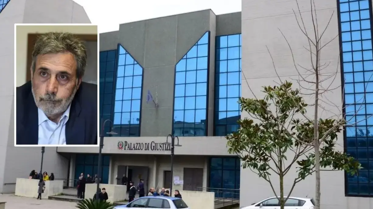 <p>Il nuovo Tribunale di Vibo e nel riquadro Cesare Pasqua</p>\\n