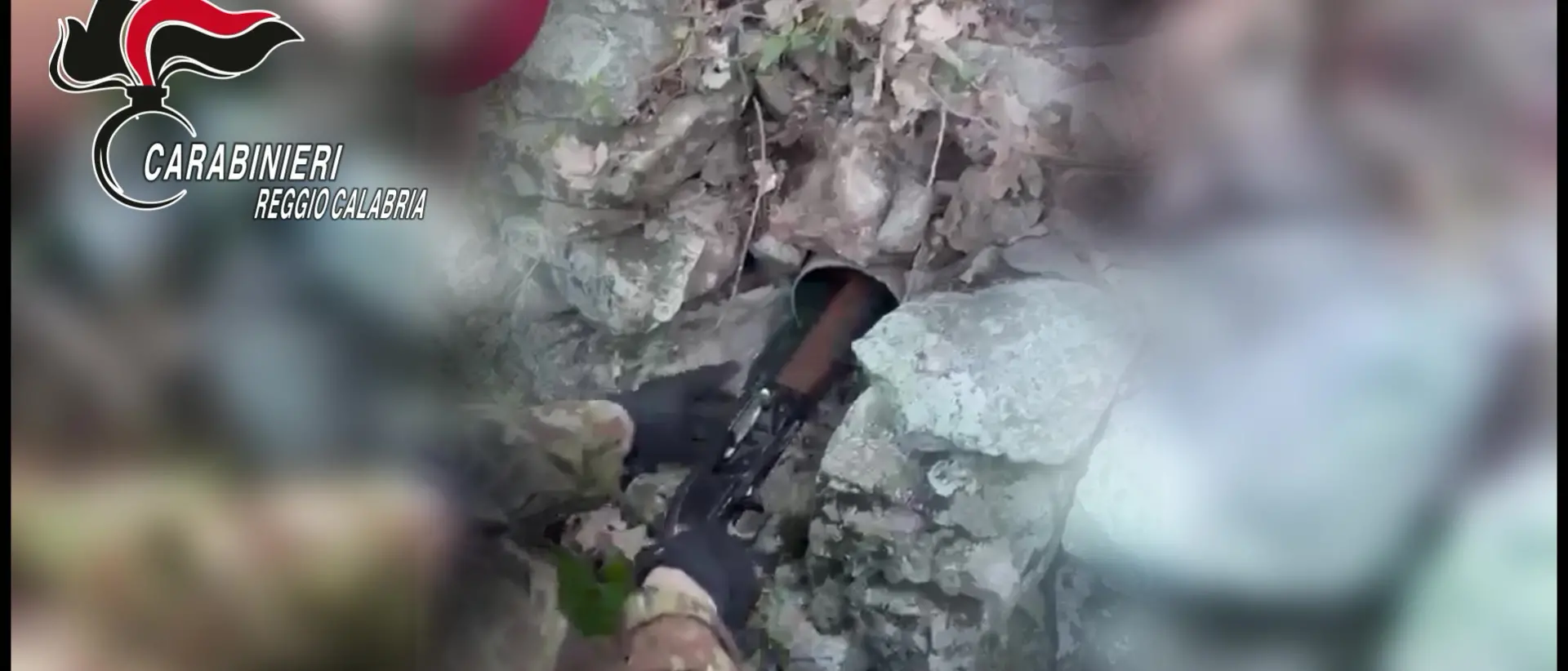 Scoperto arsenale in Aspromonte: il deposito clandestino pronto all’uso era nascosto tra le pietre di un muretto a secco\n