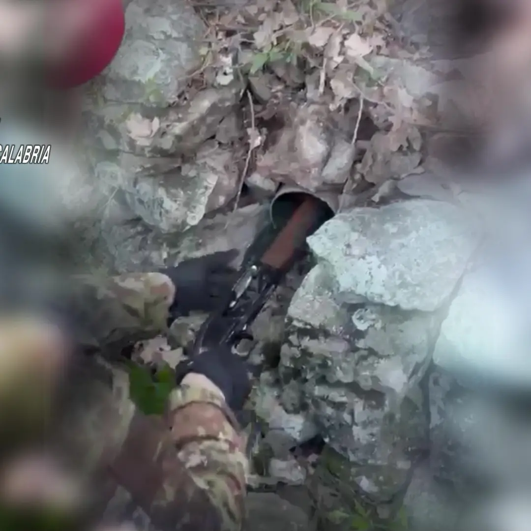 Armi nascoste tra le pietre dell'Aspromonte: i Carabinieri scoprono un arsenale clandestino a Ciminà\n