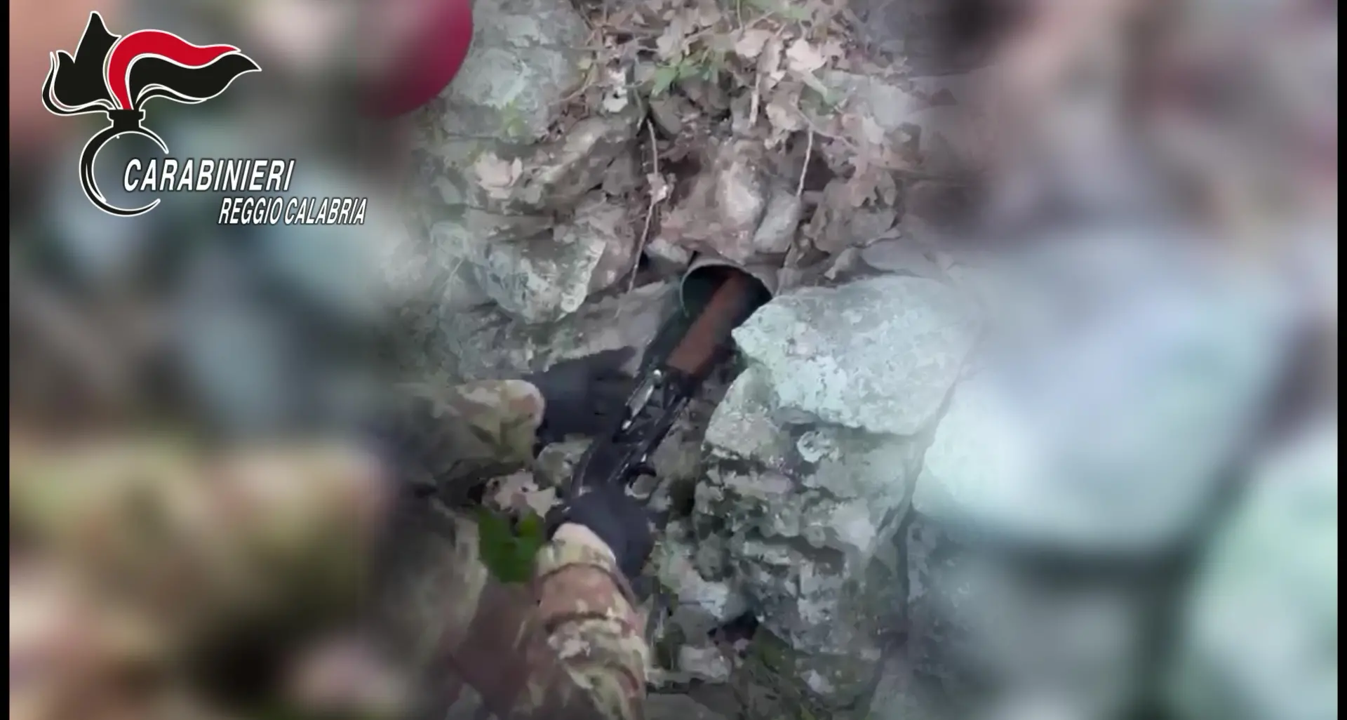 Armi nascoste tra le pietre dell'Aspromonte: i Carabinieri scoprono un arsenale clandestino a Ciminà\n