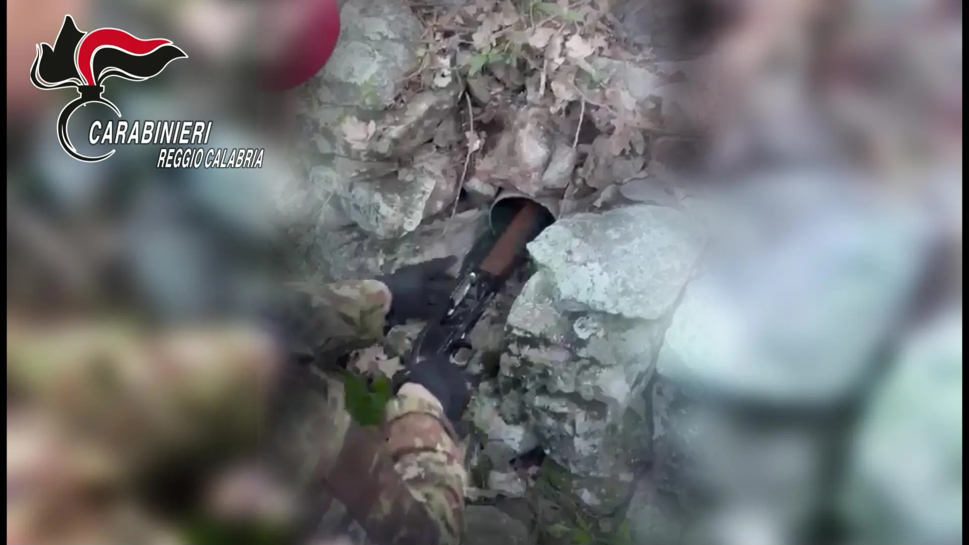 Armi nascoste tra le pietre dell'Aspromonte: i Carabinieri scoprono un arsenale clandestino a Ciminà\n