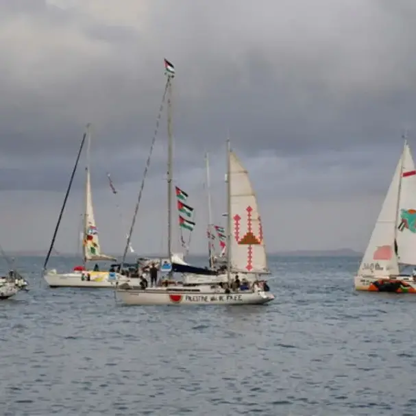 Flottiglia per Gaza accerchiata da motoscafi israeliani al largo di Creta:\u00A0«Sequestrati e costretti a stare a quattro zampe»\n