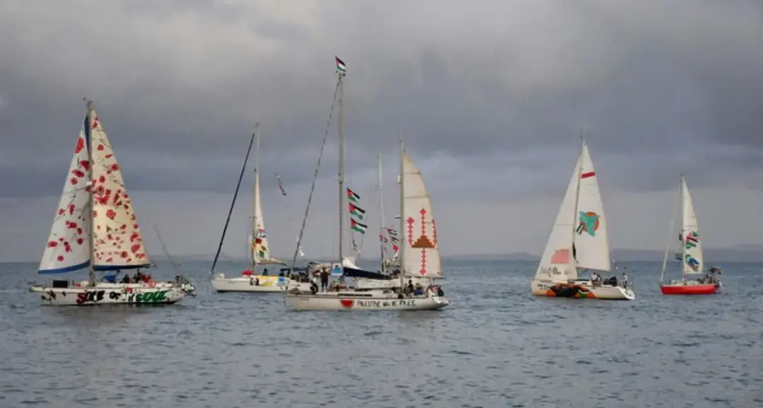 <p><span style=\"color:hsl(0,75%,60%);\">Flottiglia per Gaza </span>accerchiata in mare nella notte, Israele rivendica l’operazione militare: «Arrestati 400 attivisti»</p>