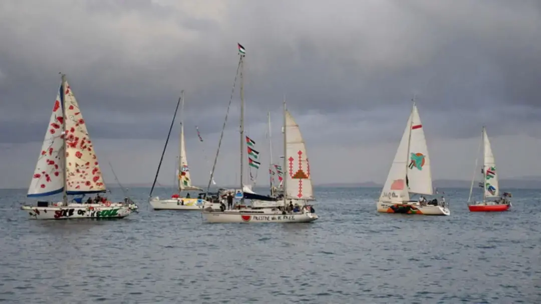 <p>Flottiglia per Gaza<span style=\"color:hsl(0,75%,60%);\"> </span>accerchiata in mare nella notte, Israele rivendica l’operazione militare: «Arrestati 400 attivisti»</p>