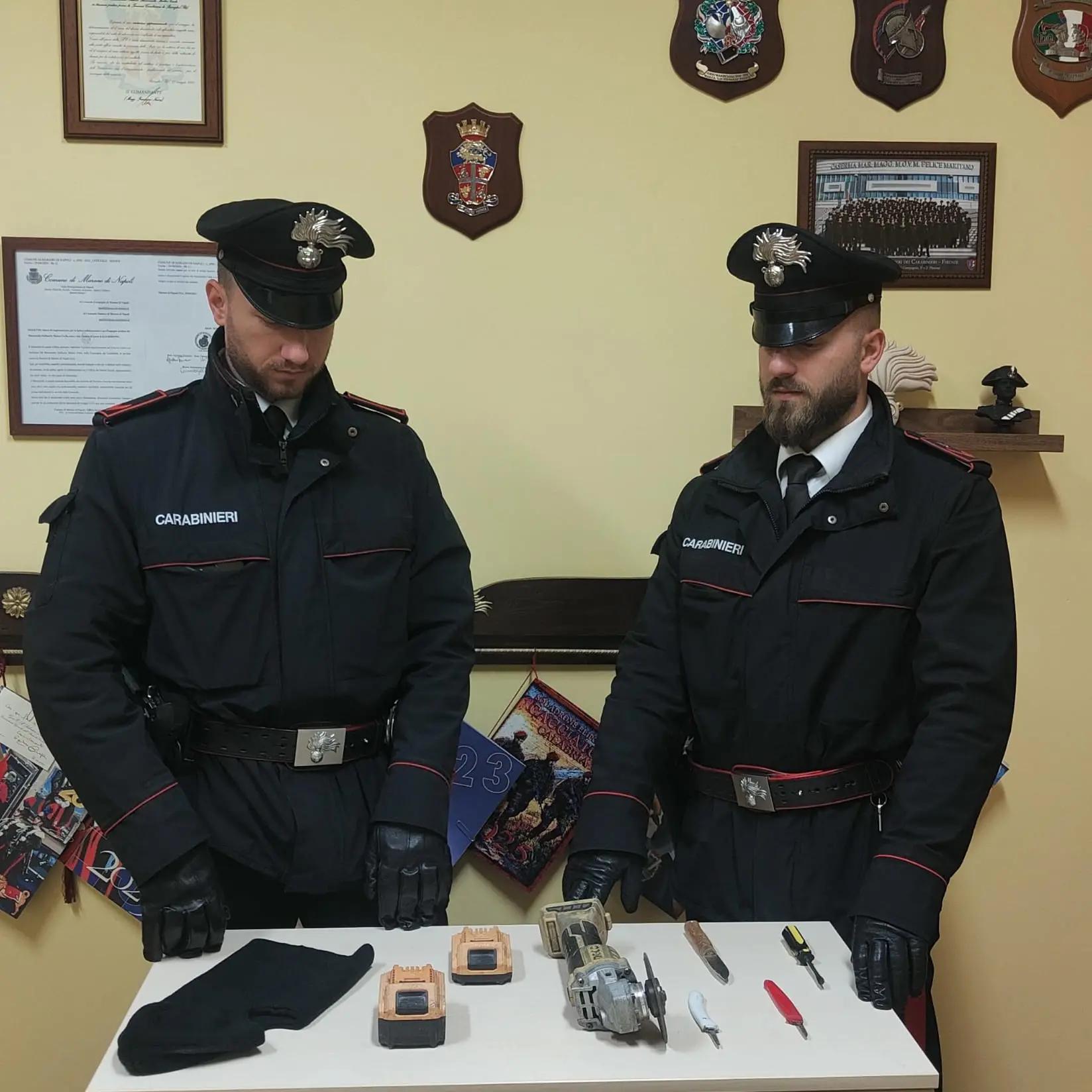 Carabinieri di Sellia Marina denunciano 4\u00A0uomini per violazione di domicilio, possesso di attrezzi da scasso e porto di coltello\n