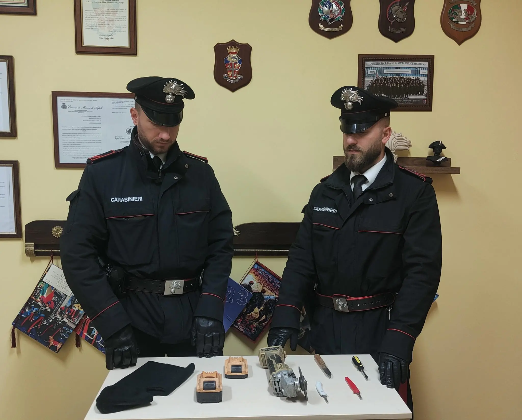Carabinieri di Sellia Marina denunciano 4\u00A0uomini per violazione di domicilio, possesso di attrezzi da scasso e porto di coltello\n