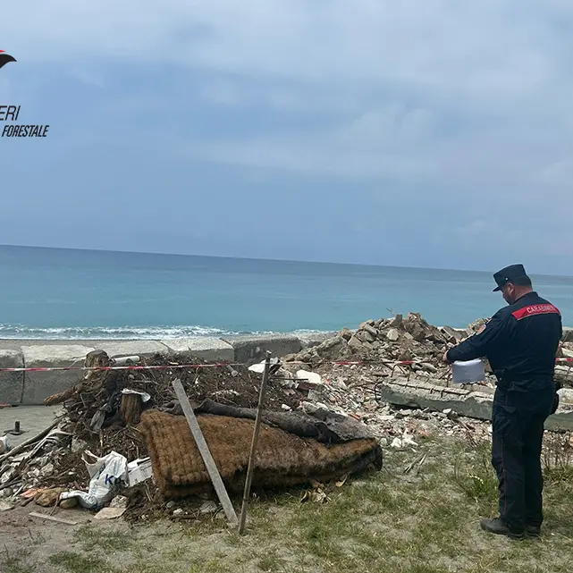 Rifiuti sepolti vicino al mare, sequestrate due discariche a Fuscaldo: tre denunciati\n