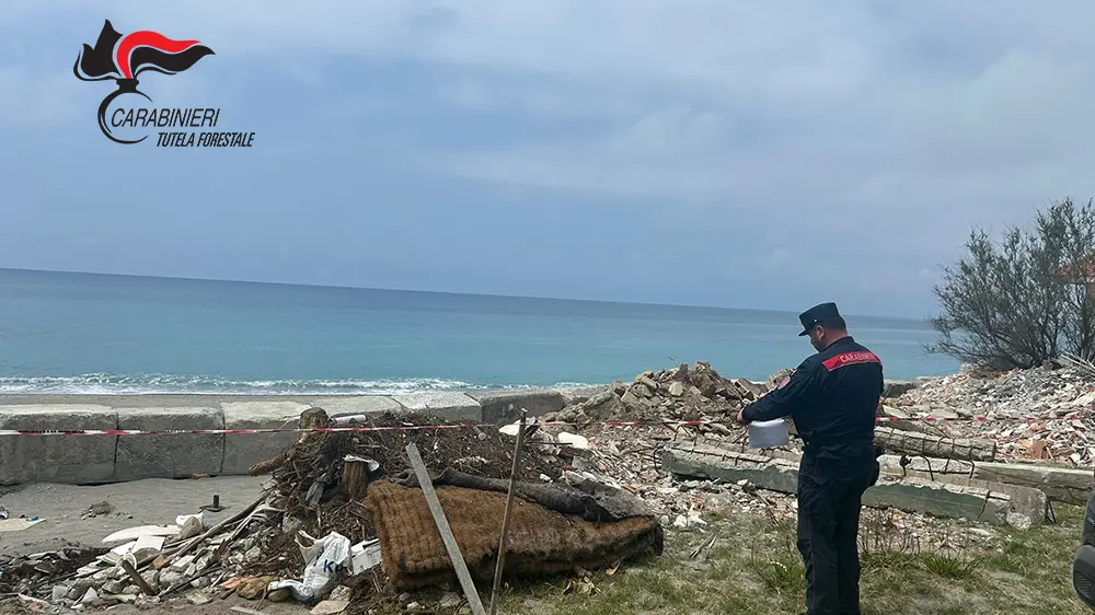 Rifiuti sepolti vicino al mare, sequestrate due discariche a Fuscaldo: tre denunciati\n