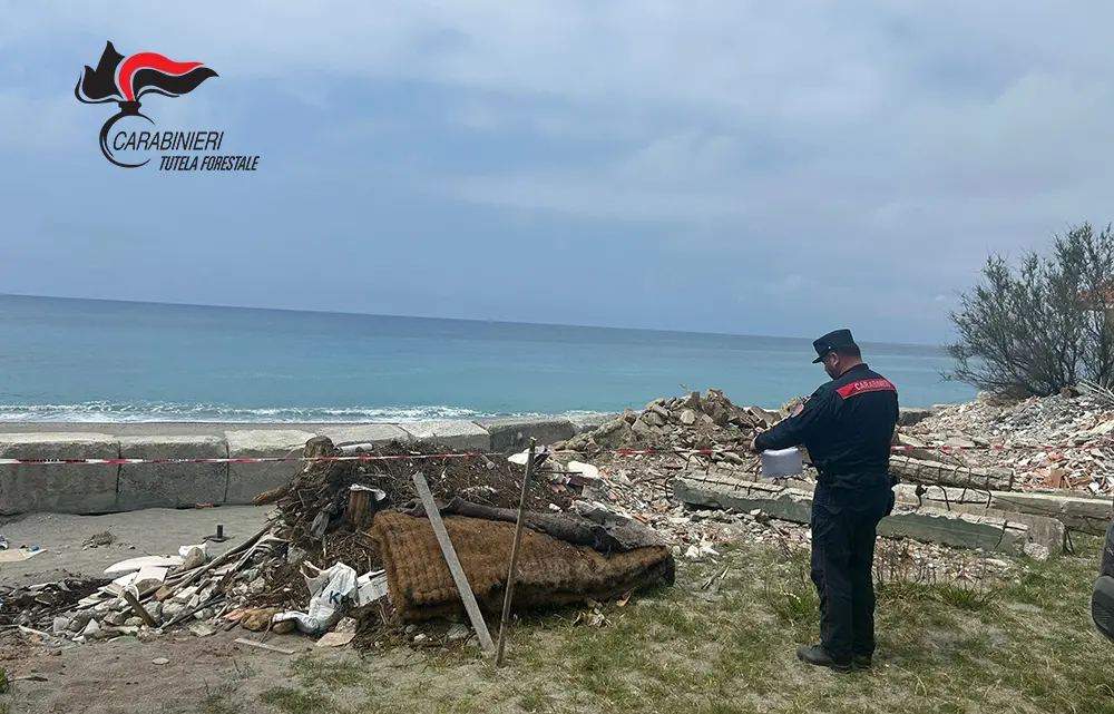 Rifiuti sepolti vicino al mare, sequestrate due discariche a Fuscaldo: tre denunciati\n