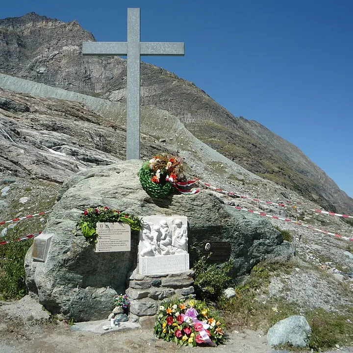 La Calabria e il Primo Maggio dei vinti:\u00A0cronaca di un’apocalisse di fango e valigie di cartone\n
